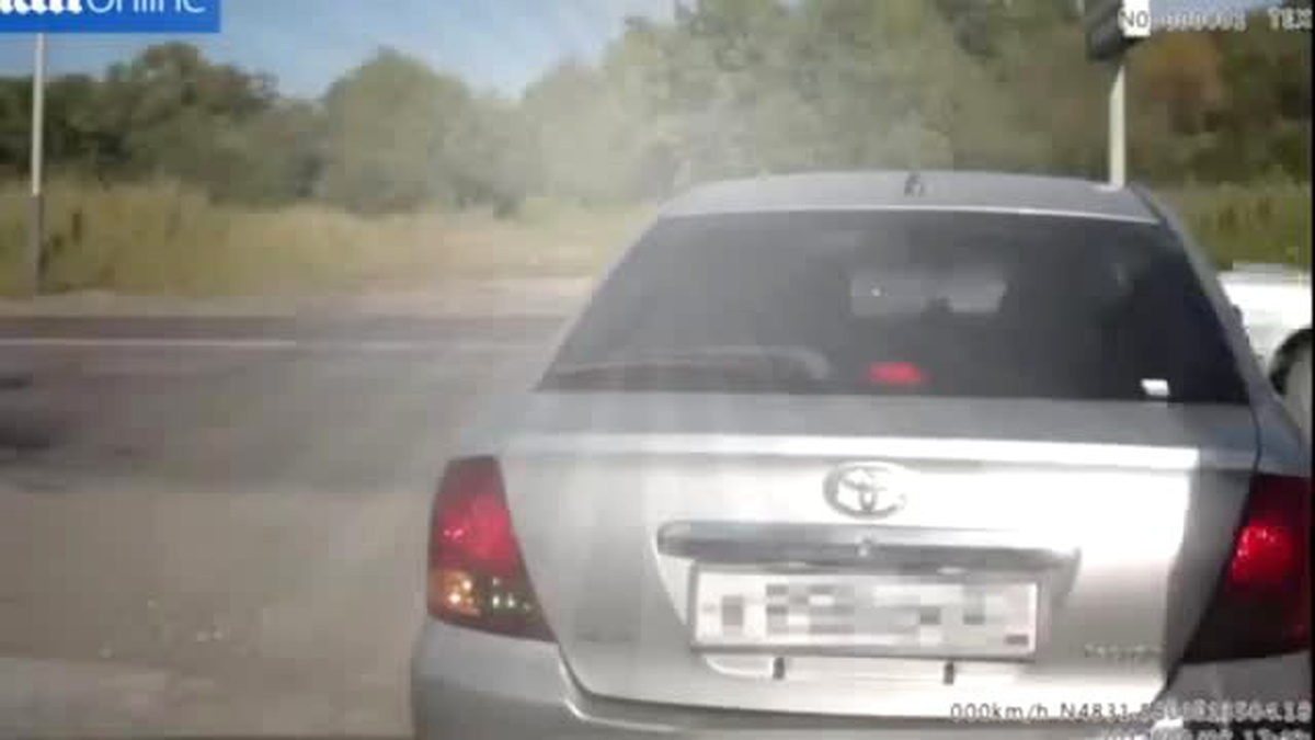 Motosikletiyle TIR\'ın Altına Giren Genç, Birkaç Sıyrıkla Kurtuldu