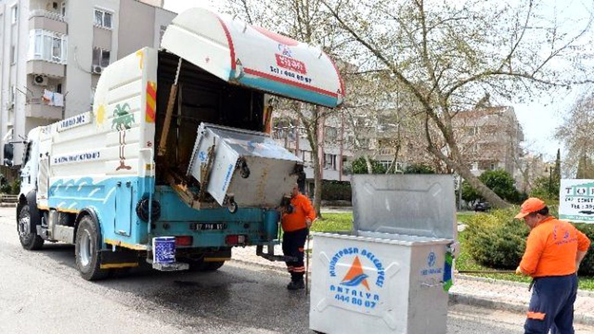 Muratpaşa\'da Konteynerler Temizleniyor