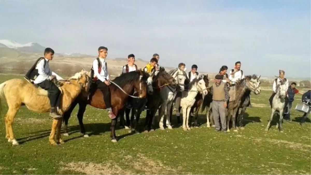 Nevruz Çekimlerinde Atlı Cirit Gösterisi Yapıldı