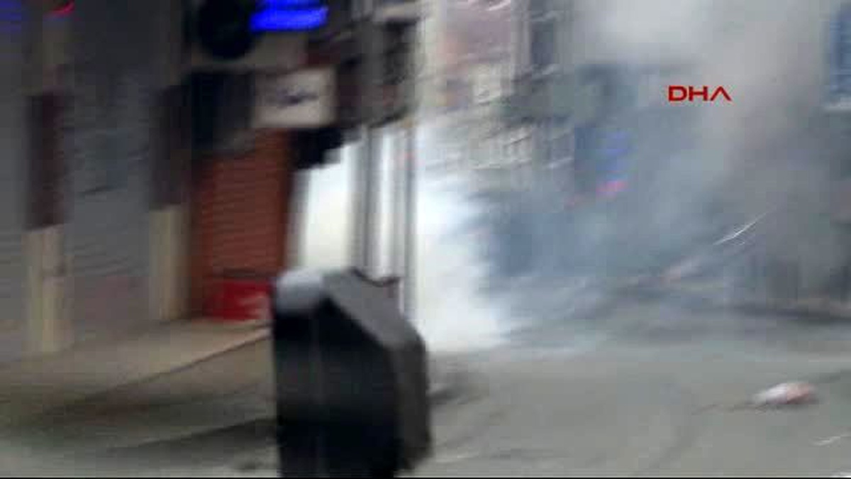 Okmeydanı\'ndan Berkin Elvan\'ın Mezarına Yürümek İsteyen Kalabalığa Polis Müdahalesi