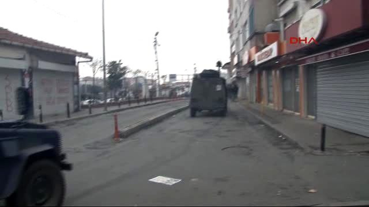 Okmeydanı\'ndan Berkin Elvan\'ın Mezarına Yürümek İsteyen Kalabalığa Polis Müdahalesi