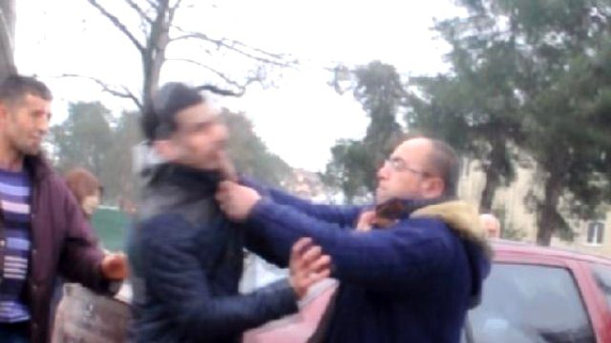 Park Yüzünden Cadde Ortasında Birbirlerine Girdiler