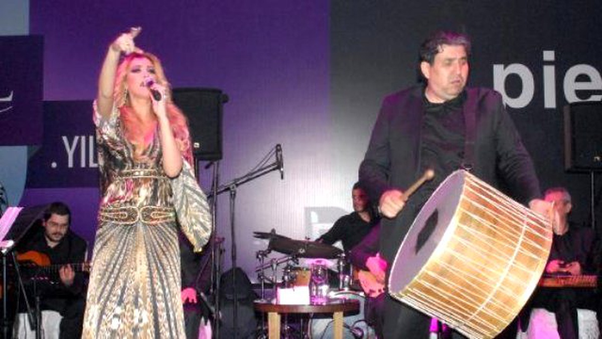 Antalya\'da Petek Dinçöz, İbrahim Tatlıses\'in Orkestrasıyla Coşturdu