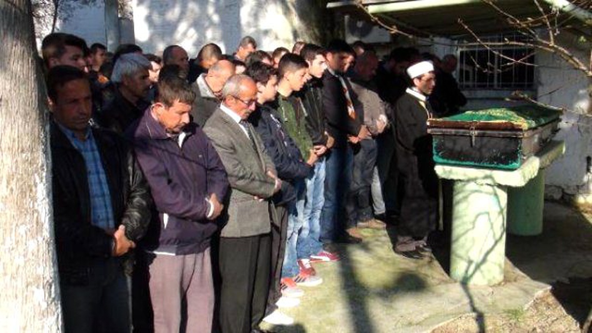 Refüjdeki Su Tahliye Kanalına Düşerek Sürüklenen Otomobilde 2 Ölü (2)