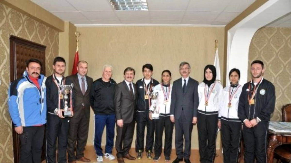 Rektör Çapoğlu Şampiyon Sporcularını Ödüllendirdi