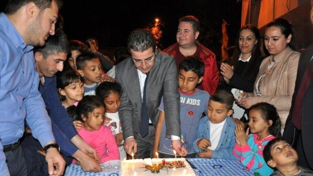 Romanlardan Taşpınar\'a Doğum Günü Sürprizi