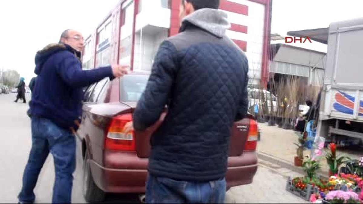 Sakarya Park Yüzünden Cadde Ortasında Sille Tokat Birbirlerine Girdiler