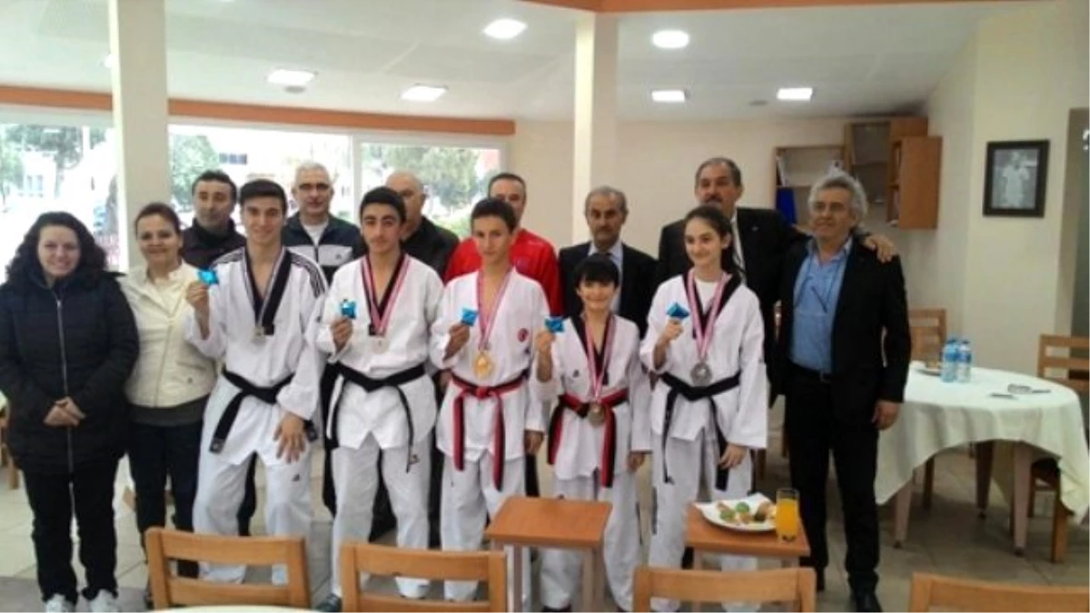 Edirne\'de Şampiyon Tekvandocular Ödüllendirildi