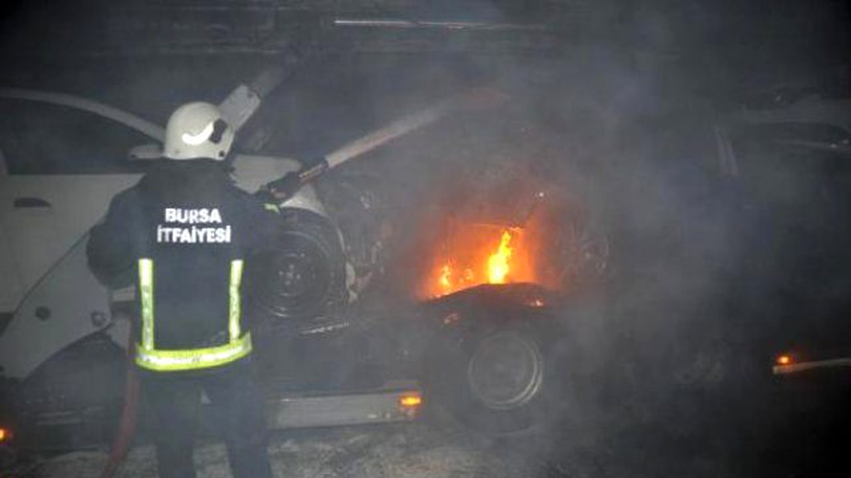 Tır Alev Aldı, Taşıdığı 4 Yeni Otomobil Küle Döndü
