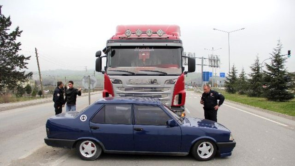 Tır Çarptığı Otomobili 25 Metre Sürükledi