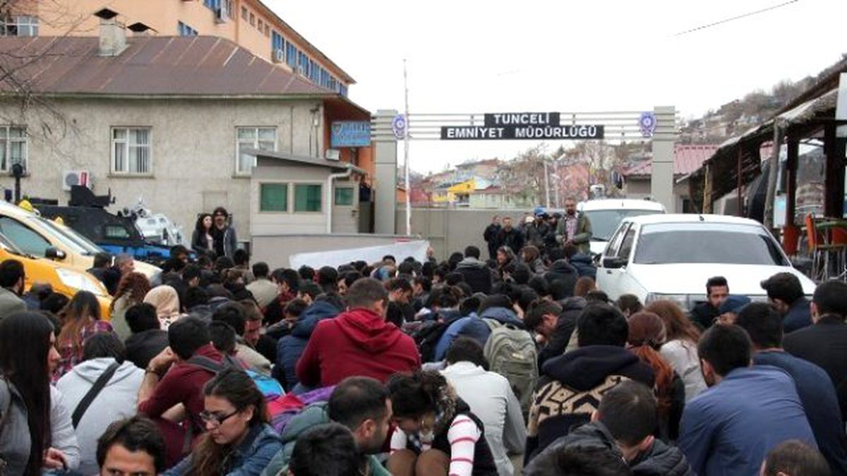Tunceli\'de Üniversite Öğrencileri, Arkadaşlarının Tutuklanmasını Protesto Etti
