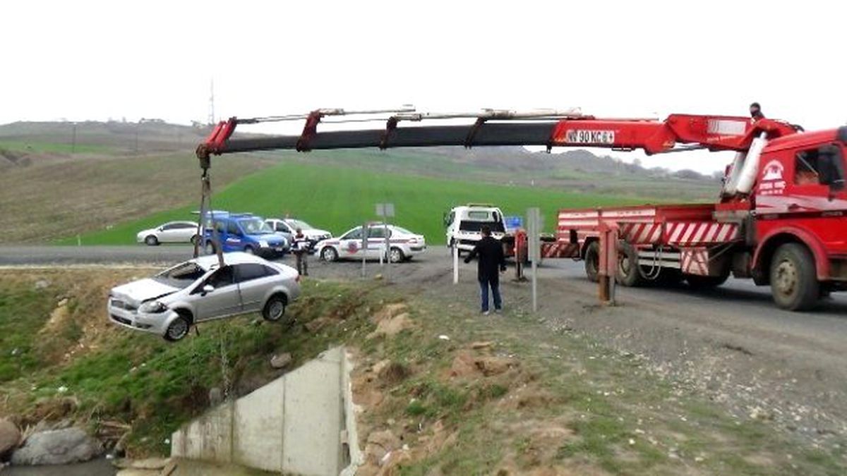 Çorlu\'da Virajı Alamayan Otomobil Dereye Uçtu