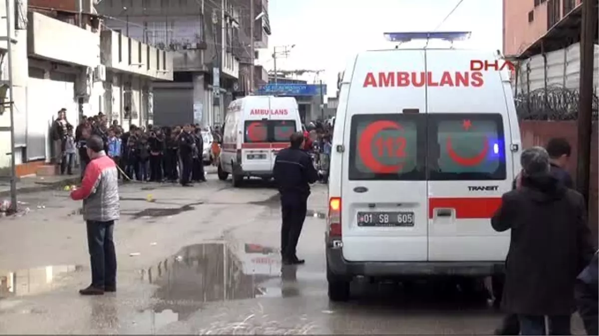 Adana Hasımlar Çatışırken Çocukları Derste Olmaları Kurtardı; 2 Yaralı