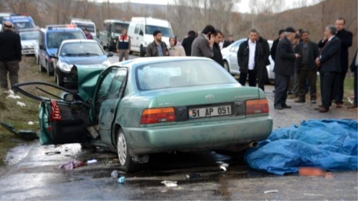 Afyonkarahisar\'da Trafik Kazası: 2 Ölü, 2 Yaralı