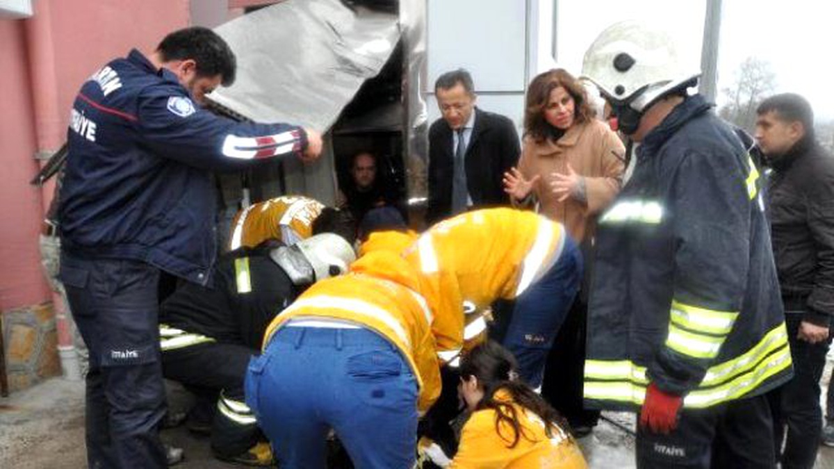 Aile ve Sosyal Politikalar Müdürlüğü\'nün Engelli Asansörü Düştü: 1 Yaralı