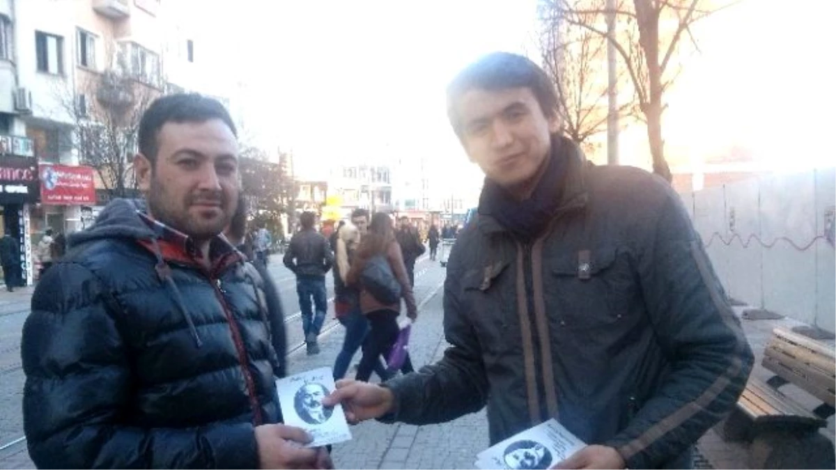 Ak Partili Gençler İstiklal Marşı\'nın Kabul Gününde Broşür Dağıttılar