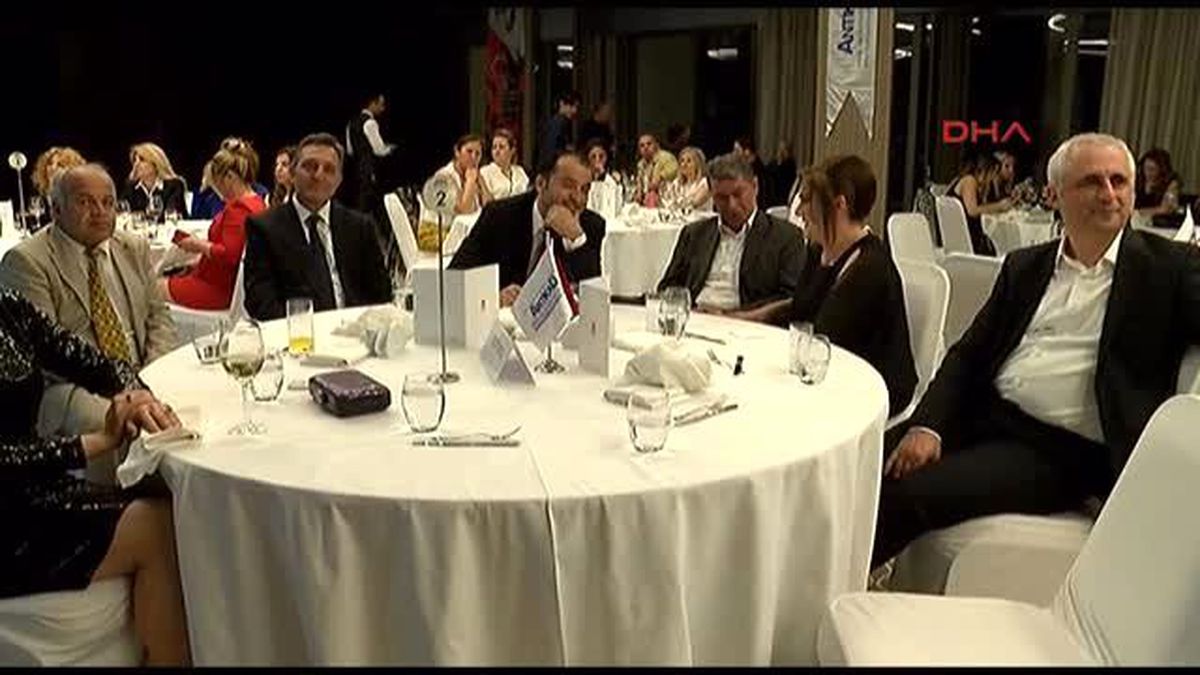 Sibel Hıdır \'Yılın Annesi\' Plaketini Aldı