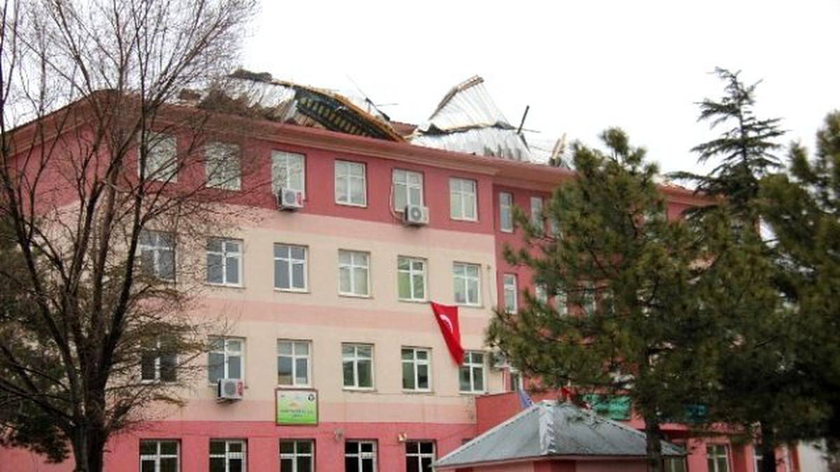 Bingöl\'de Fırtına Çatı Uçurdu