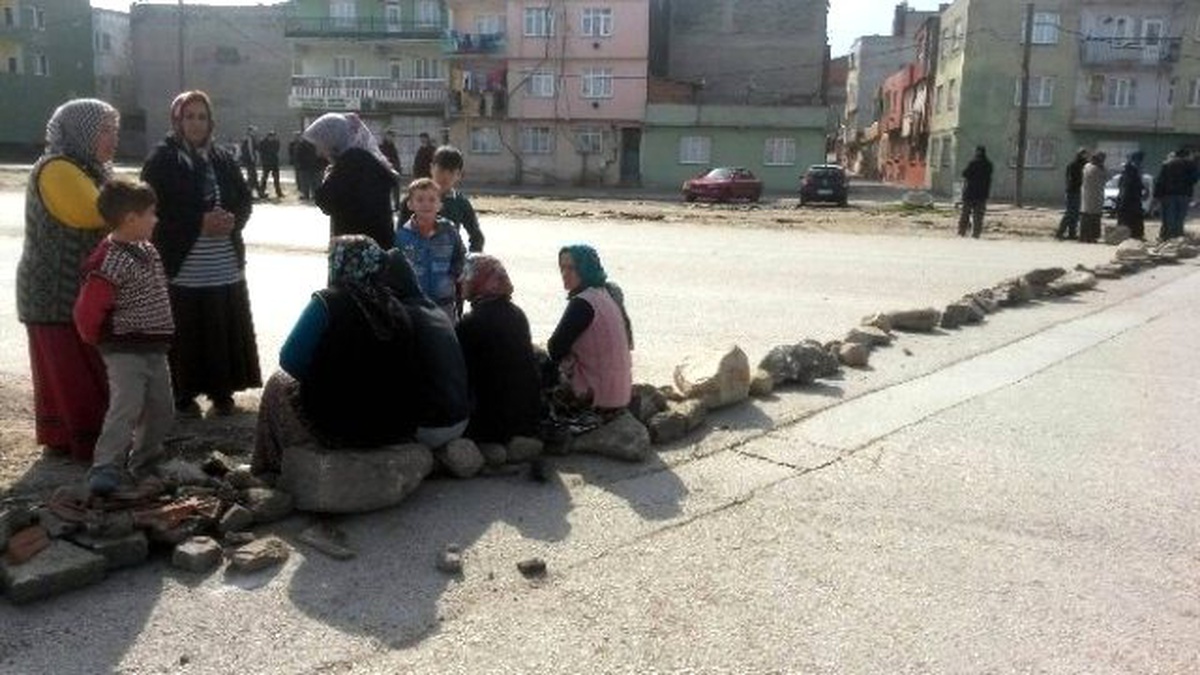 Bursalı Kadınlar İkinci Defa Taşlarla Çevre Yolunu Kapattı