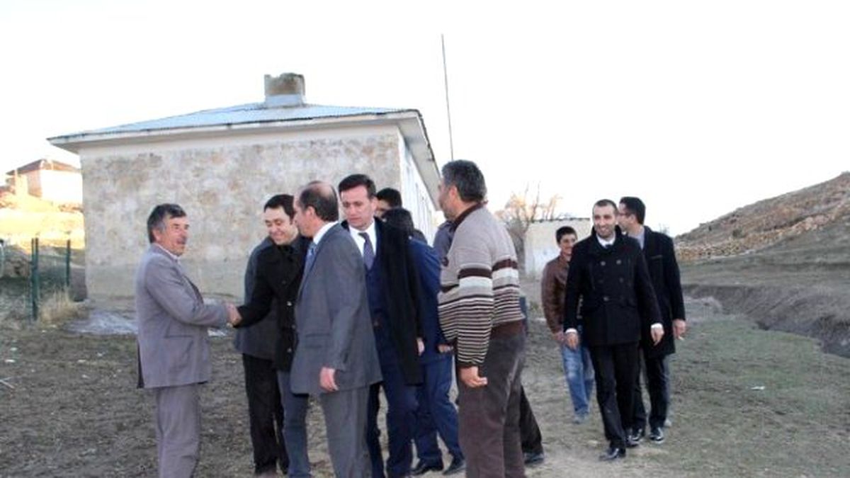 CHP Heyeti Tuvaletsiz Okulda