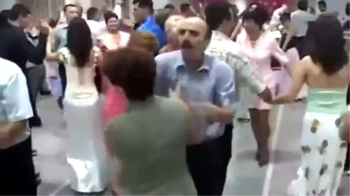 Düğünde Çılgınca Dans Eden Adam Birden Eşini Tokatlamaya Başladı