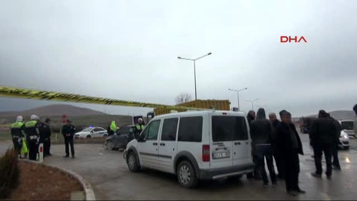 Elazığ\'da Otomobille Kamyon Çarpıştı: 1 Ölü, 2 Yaralı