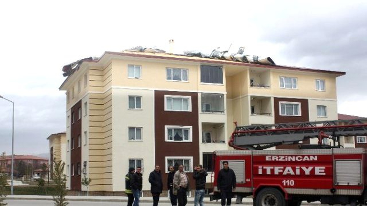 Erzincan\'da Fırtına Çatıları Uçurdu