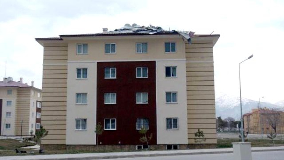 Erzincan\'da Hızı Saatte 70 Kilometreyi Bulan Rüzgar Çatıları Uçurdu