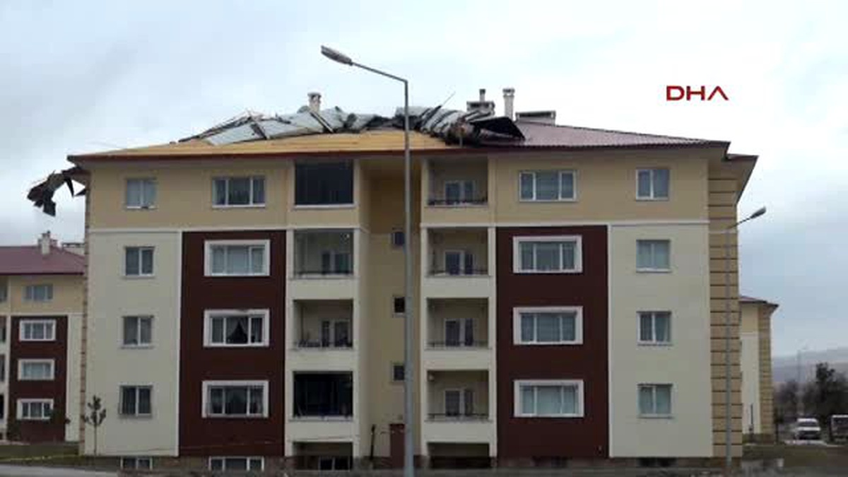 Erzincan\'da Hızı Saatte 70 Kilometreyi Bulan Rüzgar Çatıları Uçurdu