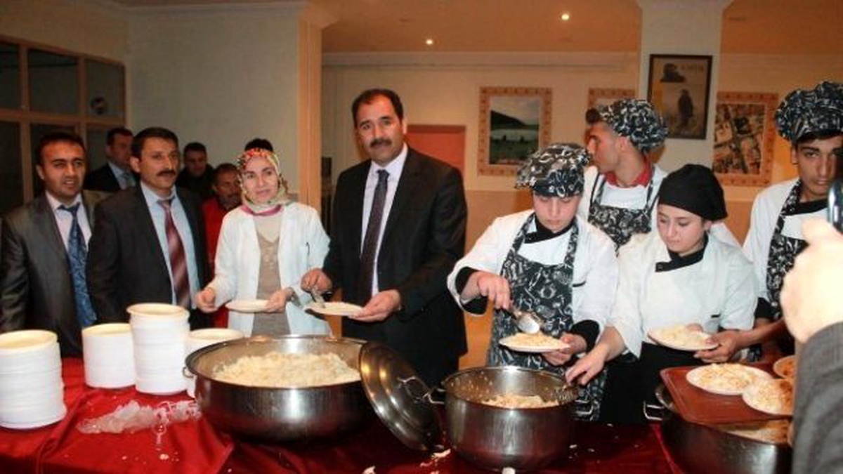 Erzincan İl Milli Eğitim Müdürlüğü Öğrencilerine "Sevgi Pilavı" İkramı