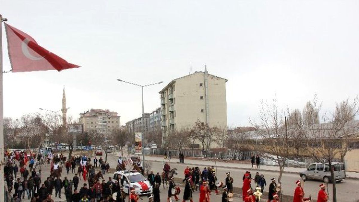 Erzurum\'dan 100 Atlı Geçti