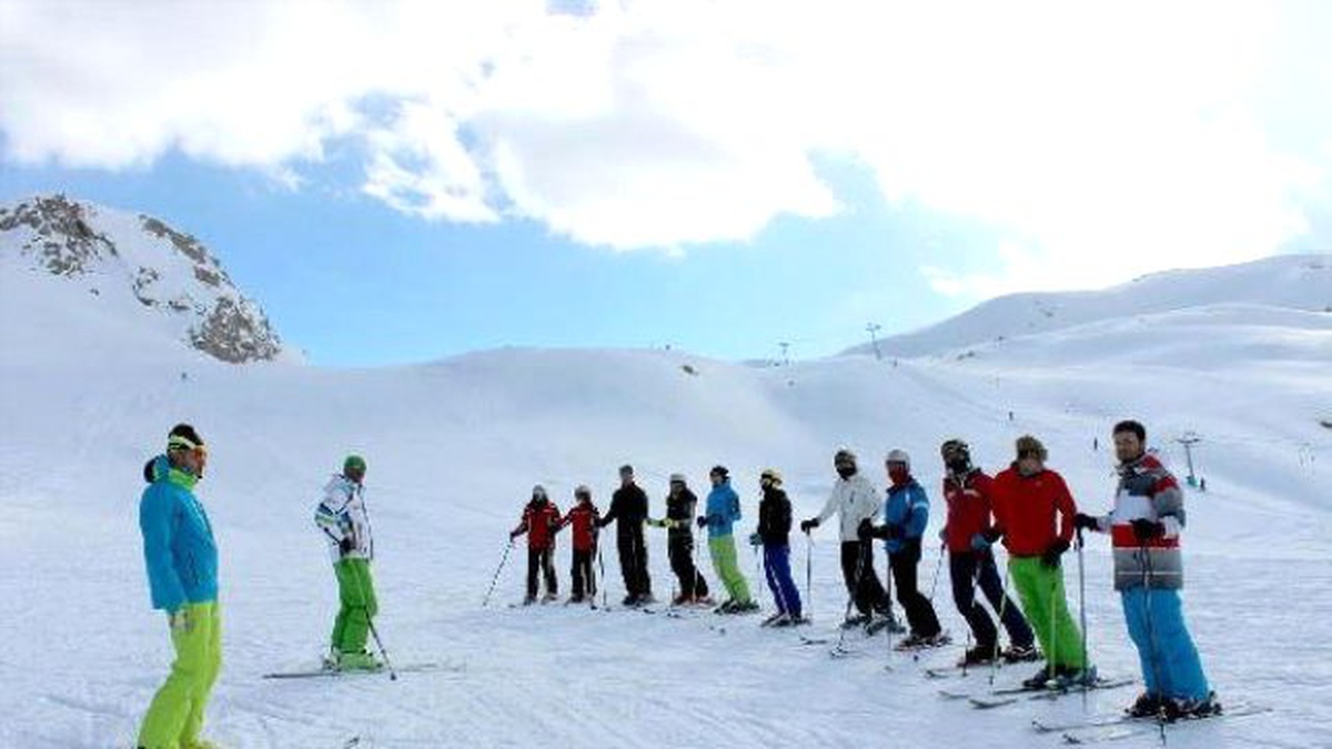 Hakkari\'de Madde Bağımlısı Gençlere Kayak Eğitimi Veriliyor