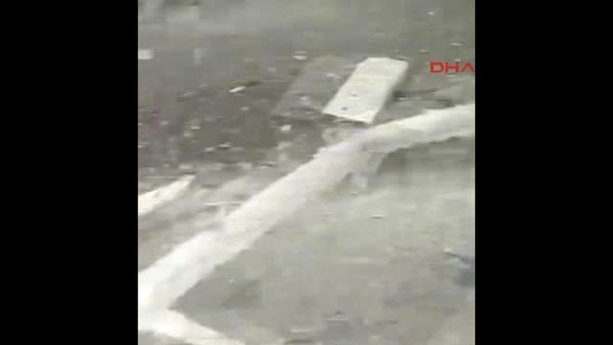 Havalimanı Yolunda Hafriyat Kamyonu Bariyere Çarptı 1 Ölü