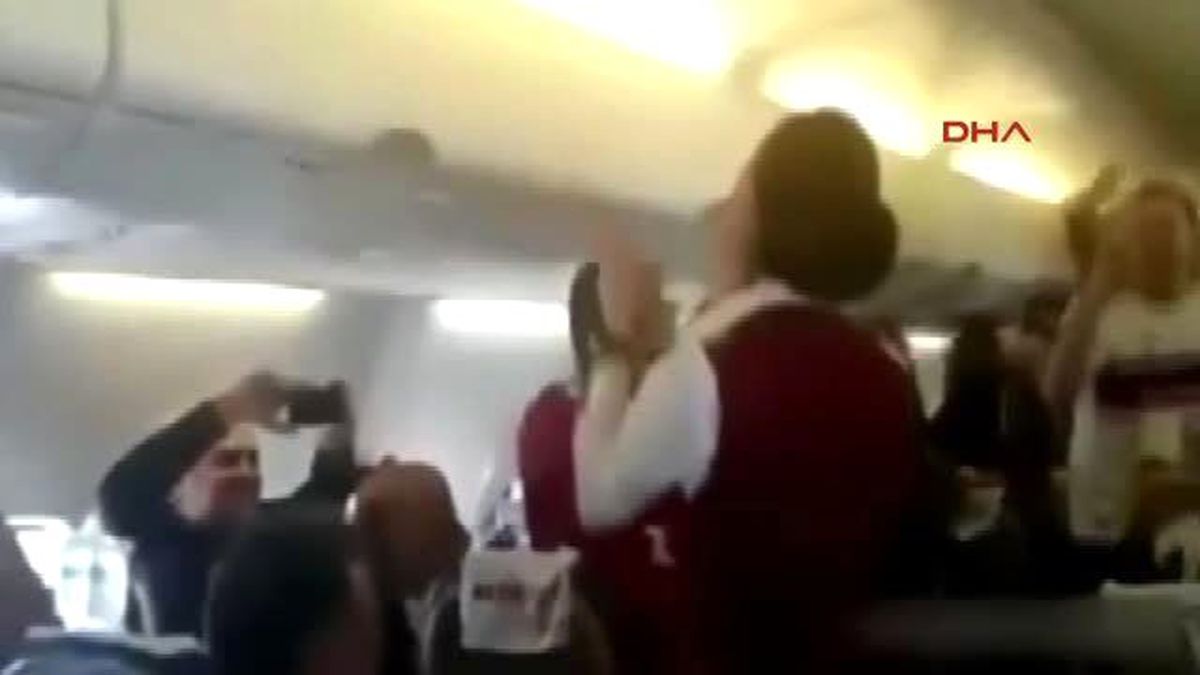 Hostes, Beşiktaşlı Taraftarlara Uçakta Üçlü Çektirdi