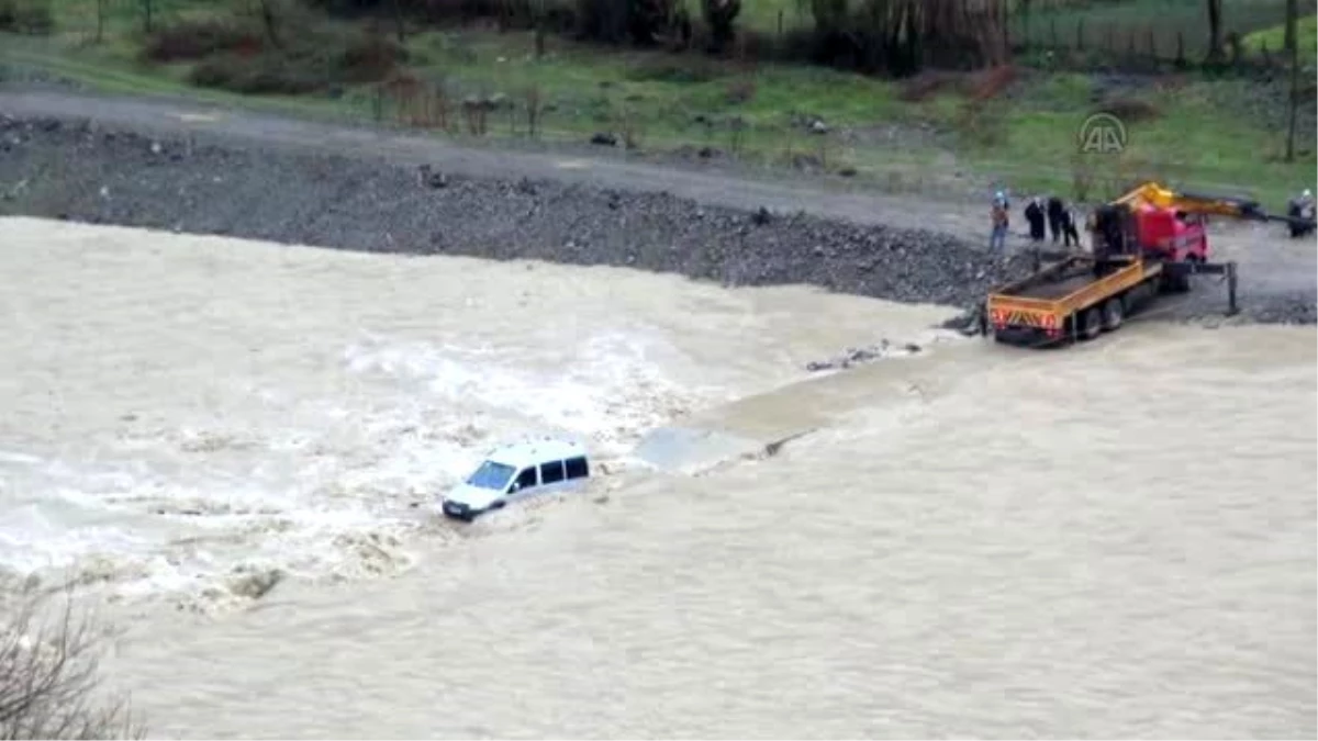 Çarşamba\'da Otomobil, Irmak Ortasında Mahsur Kaldı