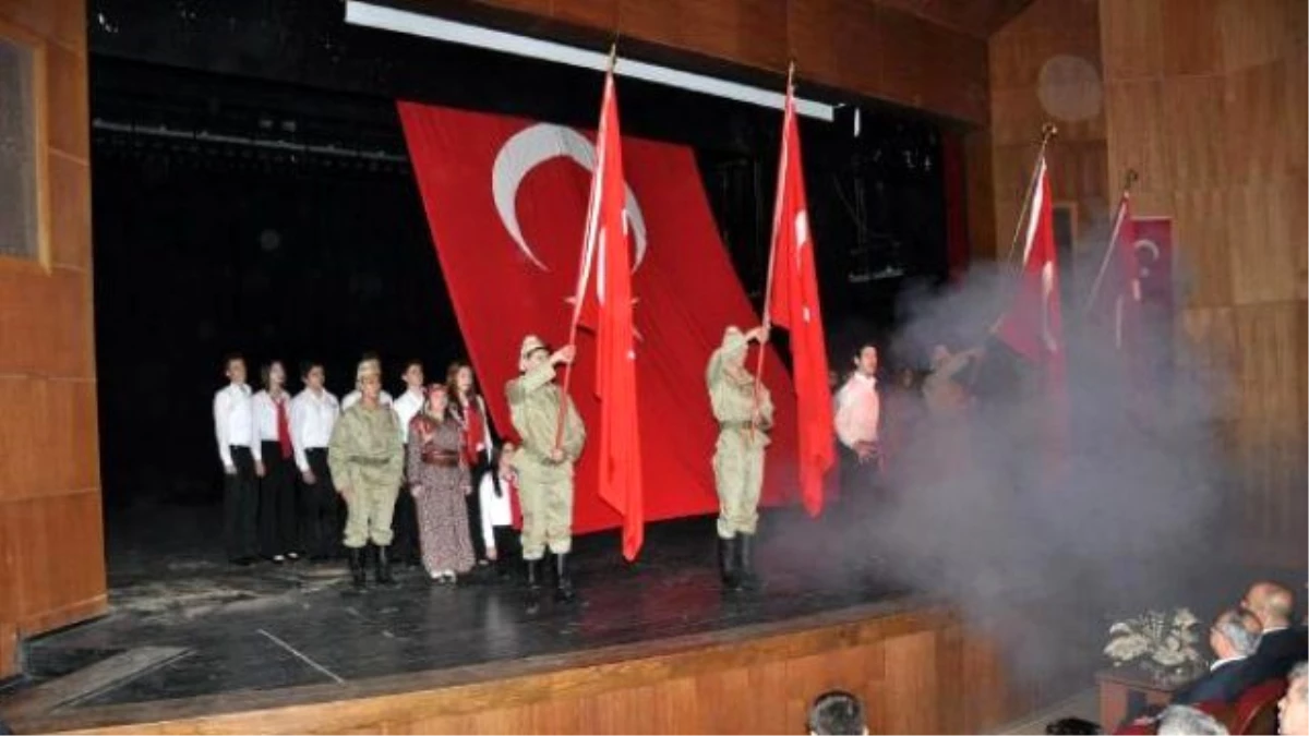 İstiklal Marşı\'nın Yıldönümü Töreninde Sahnede Bayıldı