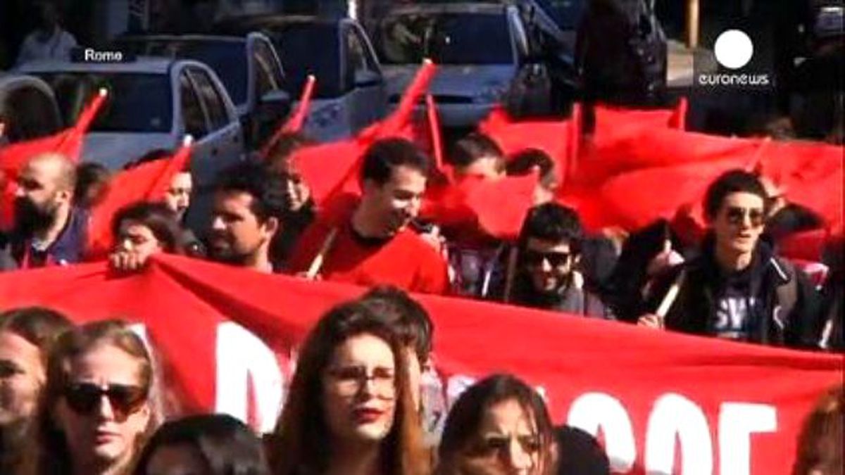 İtalya\'da Öğrenciler Yeni Eğitim Reformunu Protesto Etti