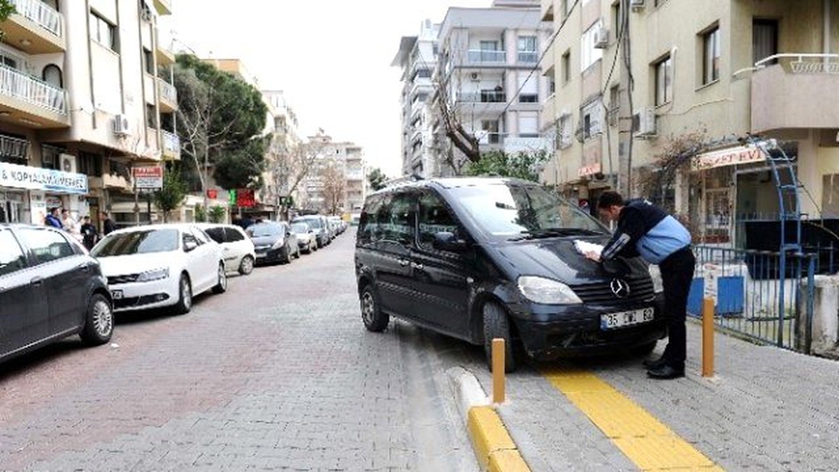 İzmir\'de Engelli Vatandaşların Yolunu Kapatanlara Ceza Yağdı