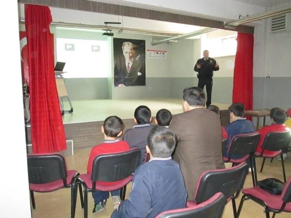 Kadışehri\'nde Öğrencilere Zararlı Alışkanlıklarla Mücadele Semineri Verildi