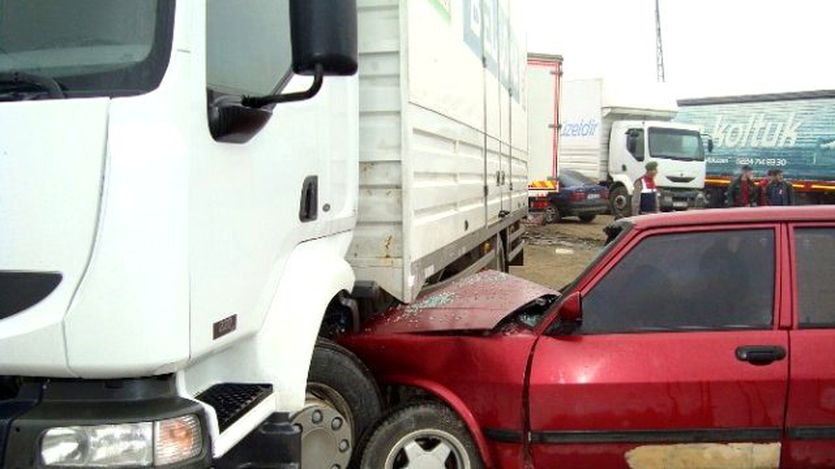 Kamyonla Çarpışan Otomobilde 4 Öğrenci Yaralandı