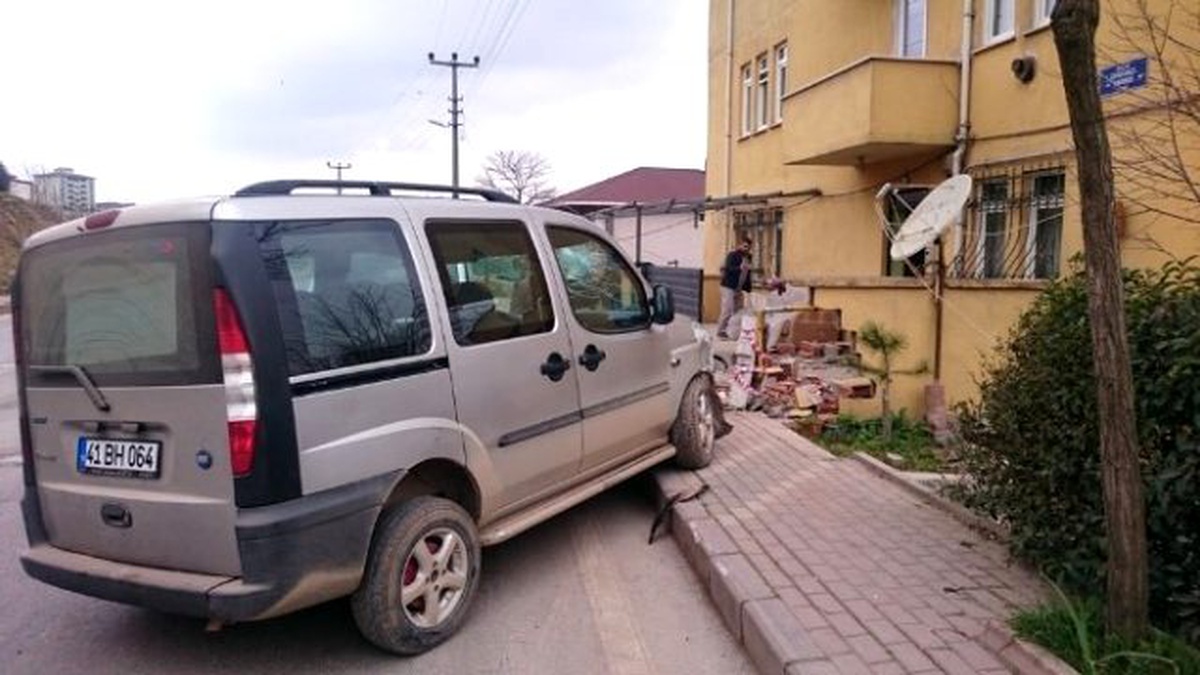 Kontrolden Çıkan Araç Apartman Girişine Çarptı: 1 Yaralı