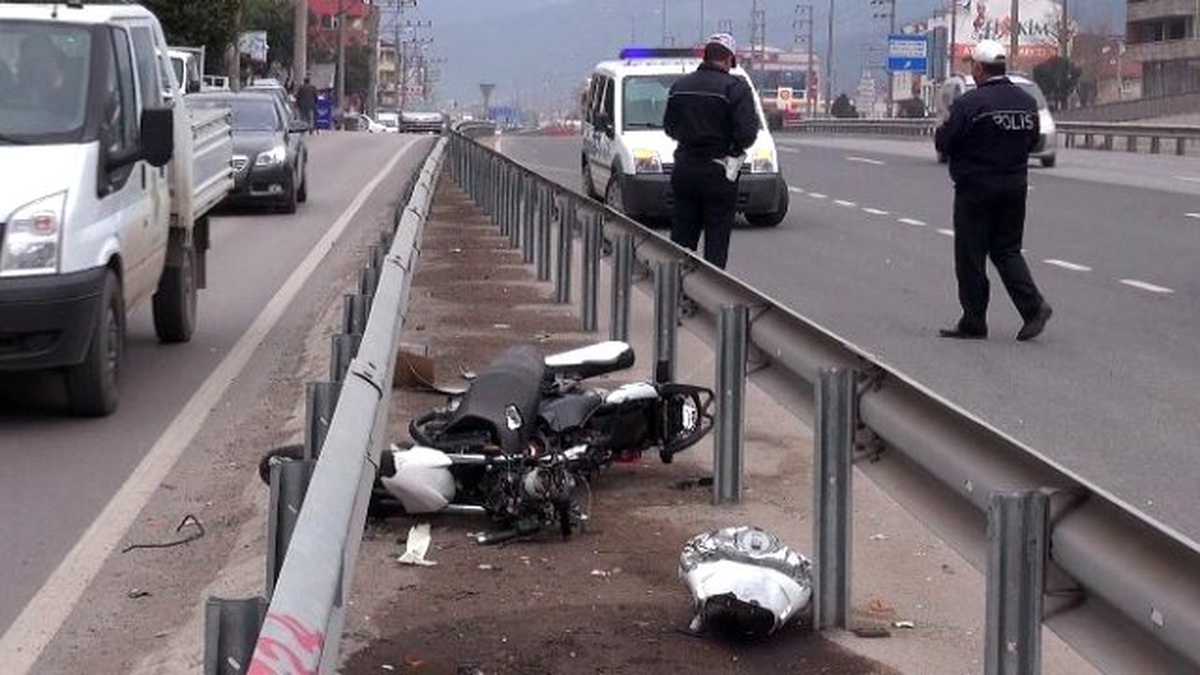 Köpeğe Çarpan Motosiklet Sürücüsünü Kaskı Korudu