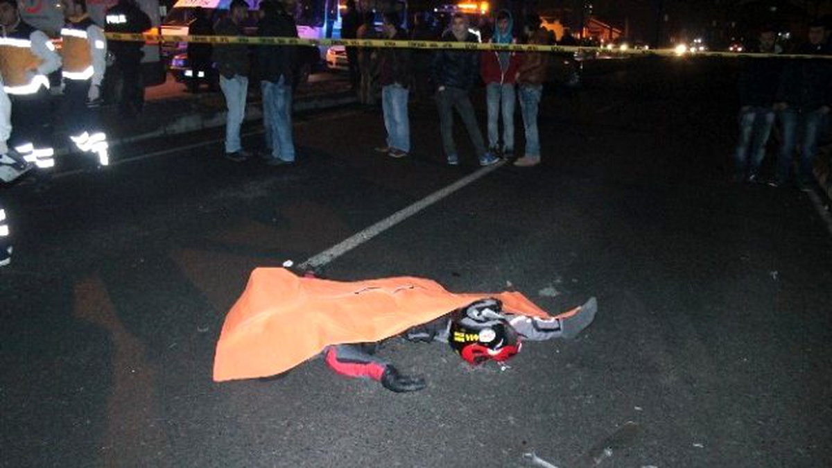 Zonguldak\'ta Motosiklet Sürücüsü İki Otomobilin Arasında Can Verdi