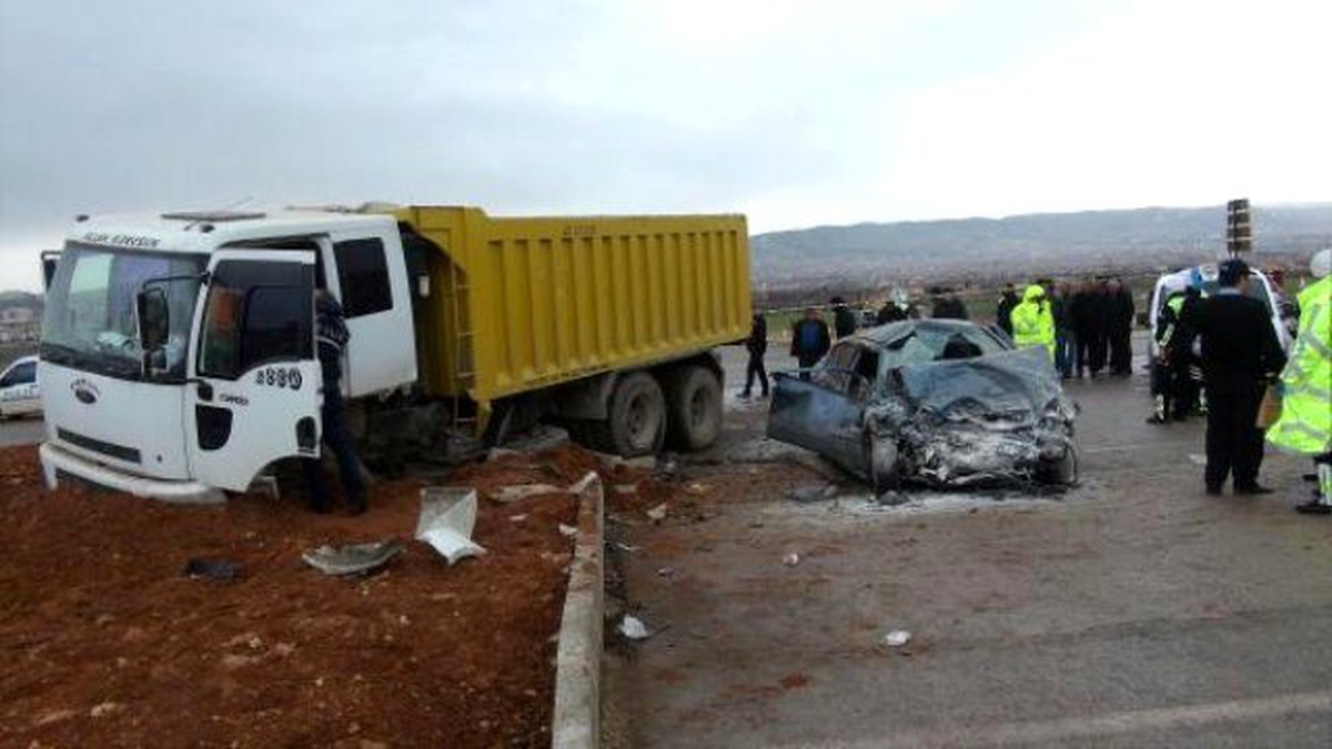 Otomobille Kamyon Çarpıştı: 1 Ölü, 2 Yaralı