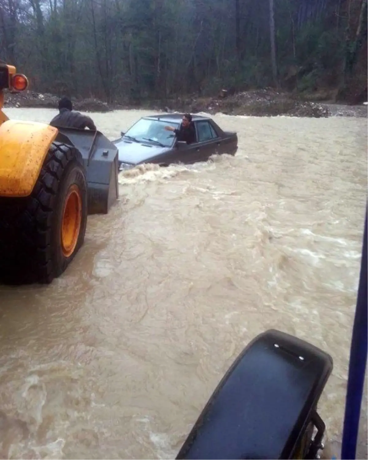 Otomobille Sele Kapılan 3 Kişi Kurtarıldı