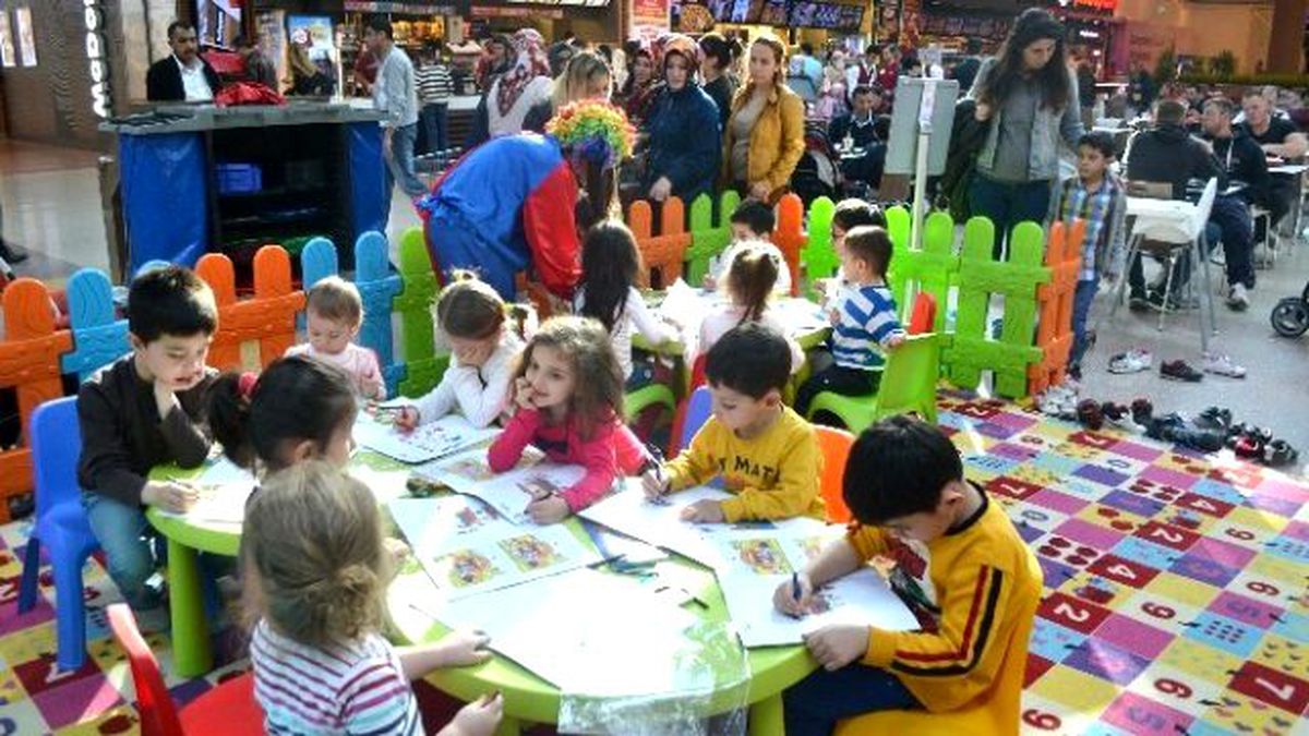 Piazza\'da Çocuklar Boyayarak Eğlendi