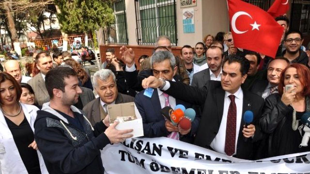 Sağlıkçılar \'Parasını Peşin Verip\' Eylem Yaptı