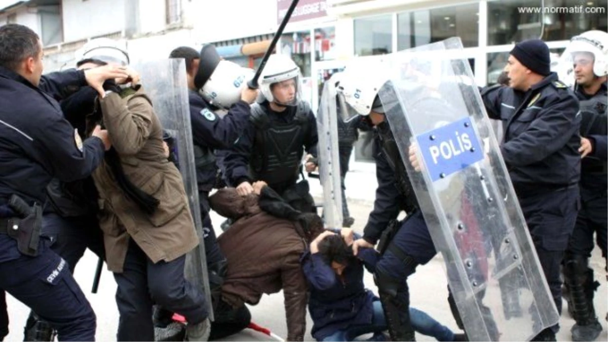 Şanlıurfa\'da İzinsiz Bildiri Dağıtanlara Polis Müdahalesi