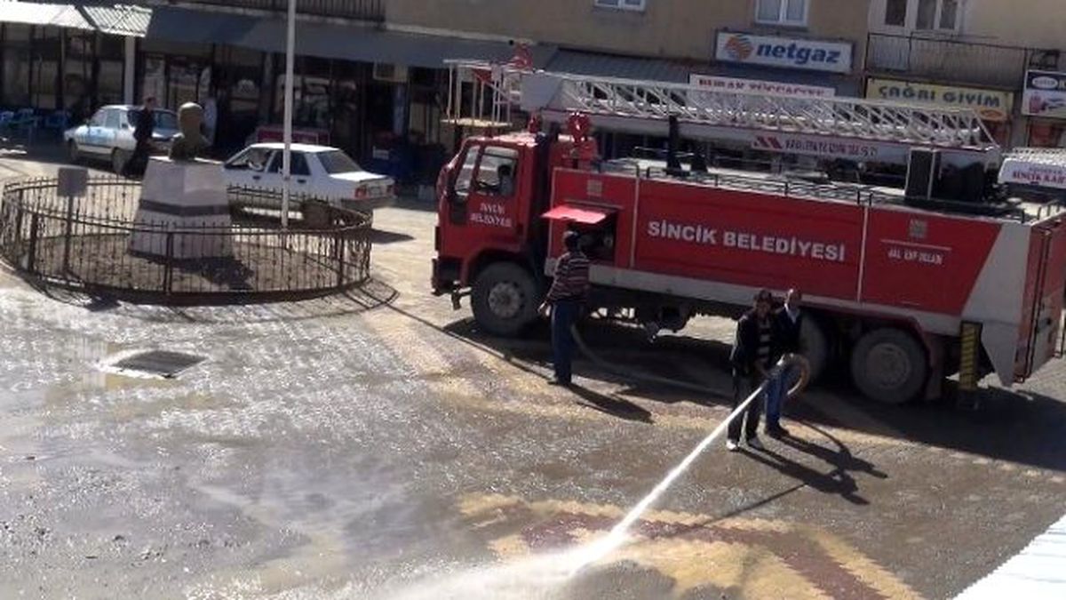 Sincik Belediyesi Caddeleri Yıkıyor