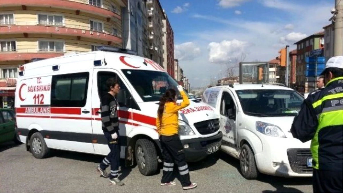 Ticari Araçla Ambulans Çarpıştı: 2 Yaralı
